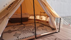 Starium Jecheon في Jecheon: خيمة بسرير في الغرفة
