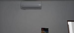 eine weiße Klimaanlage hängt an der Wand in der Unterkunft Casa 3 Salinas Monterrico completamente equipada y con piscina privada in Monterrico