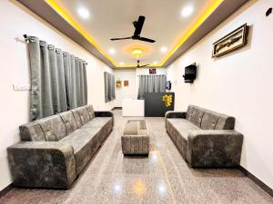 Sala de estar con 2 sofás y mesa en Hotel Kutch Palace, en Bhuj