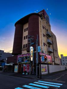 a building on the corner of a street with a traffic light at チョコレ新潟 in Higashi-horidōri