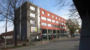 um edifício ao lado de uma rua em APARTHOTEL am Südkanal em Hamburgo