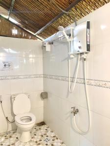 y baño con ducha y aseo. en Hometravel Mekong Can Tho en Can Tho