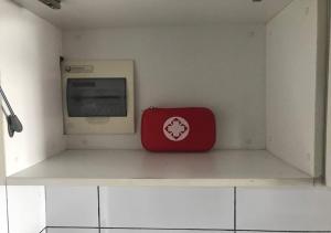 une boîte rouge assise sur une étagère dans une pièce dans l'établissement Horizon Hotel Tower One, à Ángeles