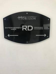 un signe pour les services de traitement d’honneur dans l'établissement Horizon Hotel Tower One, à Ángeles