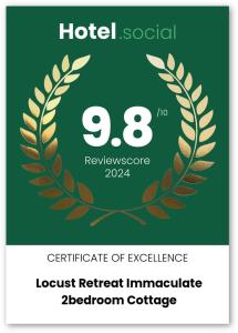 ein Exzellenzzertifikat mit einem Lorbeerkranz in der Unterkunft Immaculate 2-Bed Cottage in Marloth Park in Marloth Park