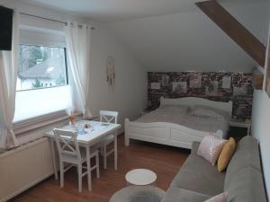 uma sala de estar com uma cama, uma mesa e um sofá em HomeW4 - Apartment Sonnenschein em Hoheneich