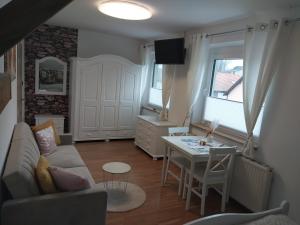 sala de estar con sofá y mesa en HomeW4 - Apartment Sonnenschein, en Hoheneich