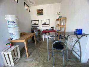 um quarto com uma secretária, uma mesa e cadeiras em Casa D'Andrea em Flores