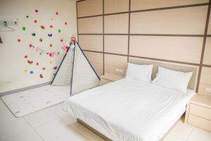 Una cama o camas en una habitación de 宜家莊親子民宿