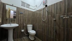 a bathroom with a toilet and a sink and a shower at Ali Adi Eco Lodge in Sigiriya