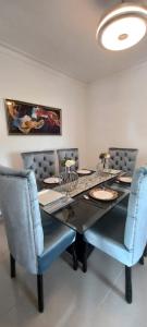 una sala da pranzo con tavolo e sedie blu di Virginia III Condominium 302 a San Pedro de Macorís