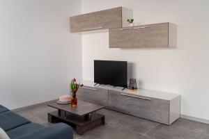 een woonkamer met een tv aan de muur bij Designer 2 bed 2 bath near sea in Il-Gżira