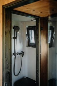 ein Bad mit Dusche in einem Zimmer in der Unterkunft AIVA Glamping in Partizánske