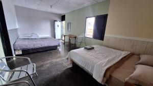 Postel nebo postele na pokoji v ubytování Smiley's Homestay