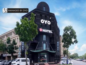 Super OYO GS Hotels Near Strand Mall في كوتا دامانسارا: مبنى اسود عليه لافته الفندق