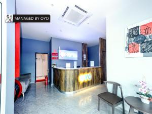 eine Lobby mit einem Salon mit blauen Wänden in der Unterkunft Super OYO GS Hotels Near Strand Mall in Kota Damansara