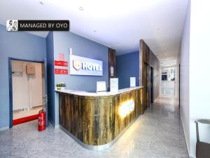 a lobby of a hotel with a wooden counter at Super OYO GS Hotels Near Strand Mall in Kota Damansara