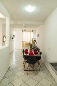 un comedor con mesa y sillas en una habitación en Casa Jazmín (Casa familiar) en Santa Cruz - Huatulco