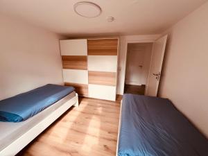 En eller flere senger på et rom på Ferienwohnung/Monteurwohnung Souterrain, neu renoviert