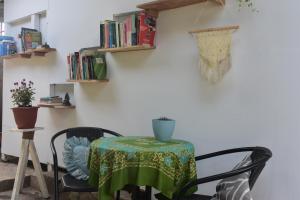 un tavolo e due sedie con una tovaglia verde di Mama's Homestay Ruteng a Ruteng