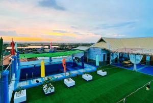 - une vue sur un bâtiment avec piscine dans l'établissement ADC Resort and Hotel Apalit Pampanga, à Apalit