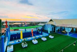 una vista aérea de un edificio con piscina en ADC Resort and Hotel Apalit Pampanga en Apalit