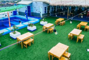 Bazén v ubytování ADC Resort and Hotel Apalit Pampanga nebo v jeho okolí