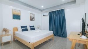 Postel nebo postele na pokoji v ubytování ADC Resort and Hotel Apalit Pampanga