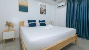 Postel nebo postele na pokoji v ubytování ADC Resort and Hotel Apalit Pampanga