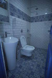 ein Bad mit einem WC und einem Waschbecken in der Unterkunft The Host in Amritsar
