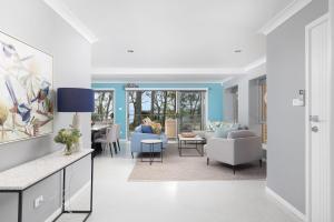 Woodlands Sunsets Soldiers Point - Whole Property的休息区