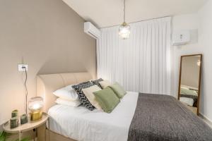 Postel nebo postele na pokoji v ubytování Unique Mini Penthouse In The Heart Of Jerusalem
