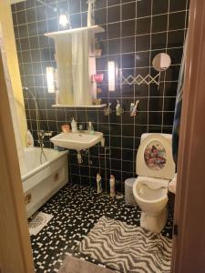 a bathroom with a sink and a toilet and a bath tub at Ananis Stuga in Svartå