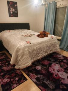 un osito de peluche sobre una cama en Ananis Stuga, en Svartå