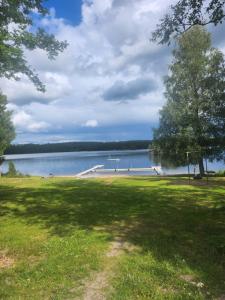 un parque con vistas a un cuerpo de agua en Ananis Stuga, en Svartå