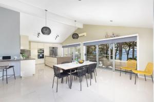Woodlands Sunsets Soldiers Point - Whole Property的厨房或小厨房