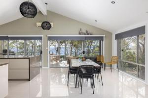 Woodlands Sunsets Soldiers Point - Whole Property的休息区