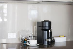 Woodlands Sunsets Soldiers Point - Whole Property的咖啡和沏茶工具