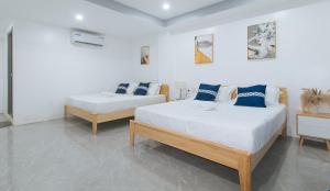 Postel nebo postele na pokoji v ubytování ADC Resort and Hotel Apalit Pampanga