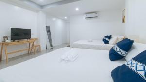 Postel nebo postele na pokoji v ubytování ADC Resort and Hotel Apalit Pampanga