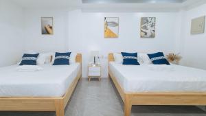 Postel nebo postele na pokoji v ubytování ADC Resort and Hotel Apalit Pampanga