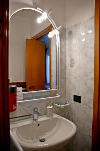 y baño con lavabo y espejo. en CASA RINA, en Ventimiglia