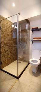 uma casa de banho com um chuveiro e um WC. em Apartament Downtown Cluj-Napoca em Cluj-Napoca