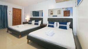 Postel nebo postele na pokoji v ubytování ADC Resort and Hotel Apalit Pampanga