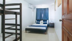 Postel nebo postele na pokoji v ubytování ADC Resort and Hotel Apalit Pampanga