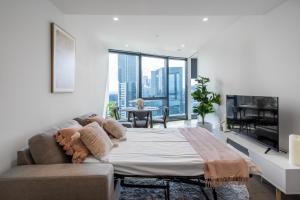 Fotografie z fotogalerie ubytování Up on the clouds with a view- 2bed 2bath with v Melbourne