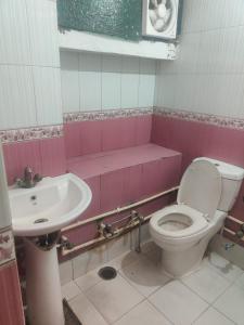 bagno con servizi igienici e lavandino di Hotel Abhishek Raaso Inn Tughlakabad BY THE ARRROW a Nuova Delhi