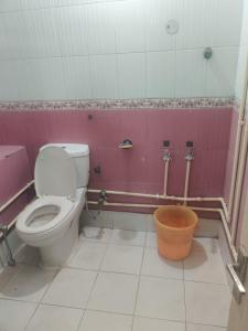 un bagno con servizi igienici e secchio di Hotel Abhishek Raaso Inn Tughlakabad BY THE ARRROW a Nuova Delhi