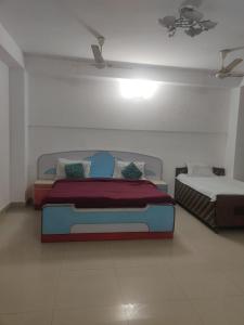 una camera con un grande letto di Hotel Abhishek Raaso Inn Tughlakabad BY THE ARRROW a Nuova Delhi