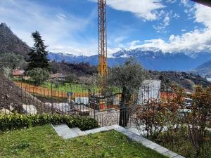 une grue dans un champ avec des montagnes en arrière-plan dans l'établissement Casa Intignano - Camera con bagno e portico vista lago, à Tremezzo